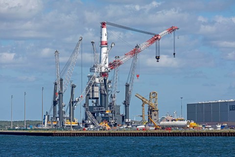 Overseas harbour, Liebherr-MCCtec, heavy-duty crane TCC 78000, Warnow, Warnemünde, Rostock,