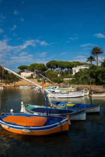 Beach and colourful boats, Plage de I'Olivette, Cap d'Antibes, Antibes, Provence Alpes Côte d'Azur,