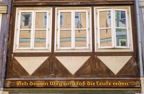 Saying on a half-timbered house, Go your way and let people talk, Courage, Self-confidence, Lower