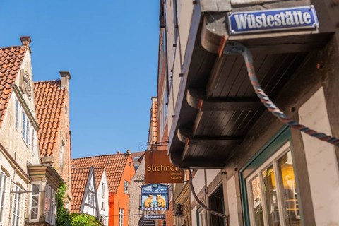 Gabled houses, bay windows in half-timbered houses, renovated Schnoor district with small shops,