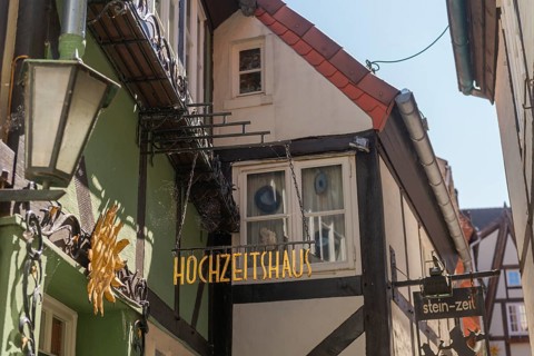 Wedding house and stein zeit in the Wüstestätte, renovated Schnoor district with small shops,