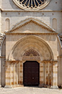 Portal with arch, main façade, Gothic basilica of the Cistercian Abbey of Fossanova, Cistercian,