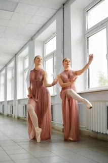 Female ballerinas use a free minute to repeat exercises