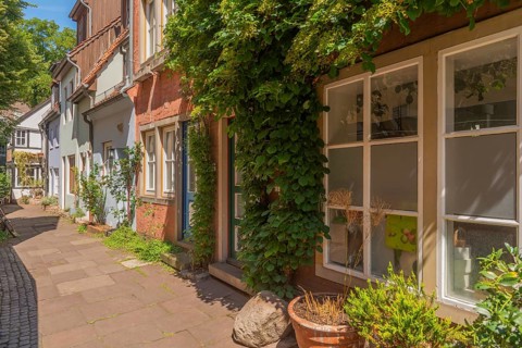 Schmaler Weg Hinter der Balge, renovated Schnoor neighbourhood with small shops, galleries,