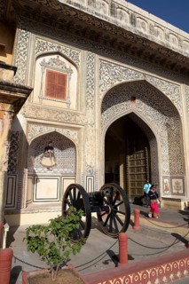 City gate and cannon in the old city centre, Jaipur, Rajasthan, India