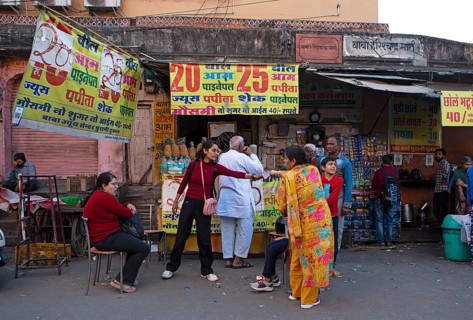 Street scene in front of a drink stall in the old city centre, Jaipur, Rajasthan, India