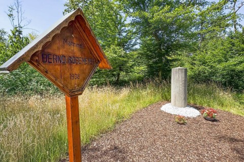 Wooden memorial plaque on the left Wooden memorial with inscription Memorial to Bernd Rosemeyer