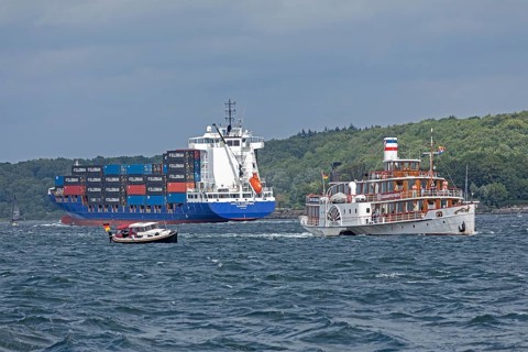 Historic paddle steamer Freya, container ship, Kiel Week, Kiel Fjord, Möltenort, Heikendorf, Kiel,