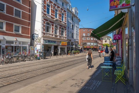 Ostertorsteinweg shopping street in the Ostertor district, tram, bicycles, wide footpath, many