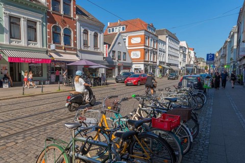 Ostertorsteinweg shopping street in the Ostertor district, car traffic, tram, bicycles, wide