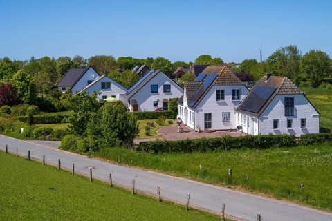 Detached houses with photovoltaics on the roof, landscape on the dyke, Tammensiel, Pellworm Island,