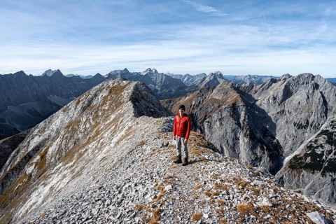 Mountain panorama, mountaineer on the ridge of the Gamsjoch, transition to the main summit of the