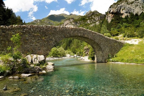 The Romanesque bridge Puente RomÃ¡nico de San NicolÃ¡s de Bujaruelo over the River Ara in the