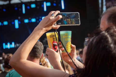 Fans photograph their mugs with the words Gönn' Dir und Ick könn Dir kÃ¼ssen on them at the