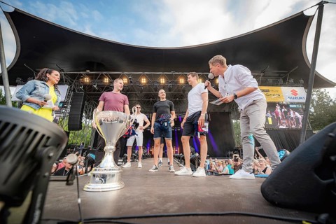 Players of the EisbÃ¤ren Berlin at the Berliner Rundfunk 91.4 Open Air in the Berlin ParkbÃ¼hne