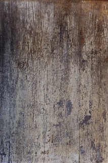 Een verouderen houten muur met afbladderende verf en een unieke textuur. De ruimte straalt een