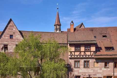 Old town, historic houses, roofs, red roof tiles, tree, blue sky, cirrostratus clouds, Vordere