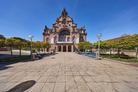 Nuremberg State Theatre, architect Christian Heinrich Seeling, theatre, opera, trees, lantern,