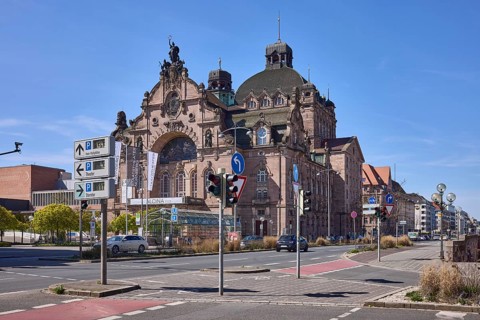 Nuremberg State Theatre, opera and theatre, pedestrian crossing with traffic lights, signpost to