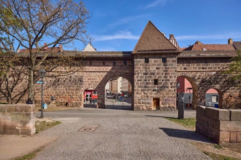 Jakobstor, Spittlertorzwinger, Rotes L, city fortification, city wall, city gate, kennel, trees,