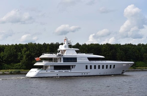 Yacht, luxury yacht FAMILYBILT in the Kiel Canal, NOK, Kielkanal, Kiel Canal, Schleswig-Holstein,