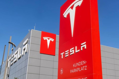 Standstill at the largest Tesla pick-up centre in Europe. Tesla's sales crisis is making itself