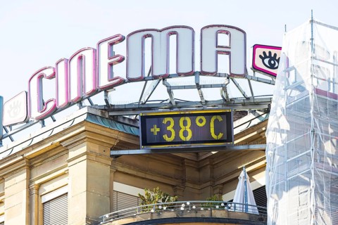 Heat record in Stuttgart. The temperature display on Schlossplatz shows 38 degrees. Stuttgart,