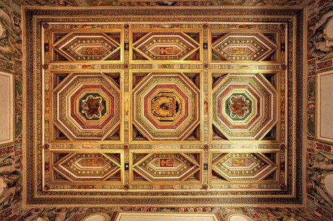 Panelled ceiling with coat of arms in the bedchamber of Cardinal Ippolito II d'Este, Camera del