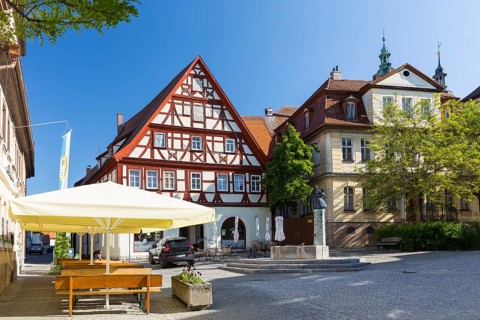 Half-timbered house at the Kornmarkt and Kornmarktbrunnen, Bad Windsheim, Bavaria, Germany