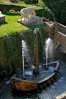 Fontana della Rometta e di Roma fountain with Roman she-wolf, Renaissance garden of Villa d'Este,