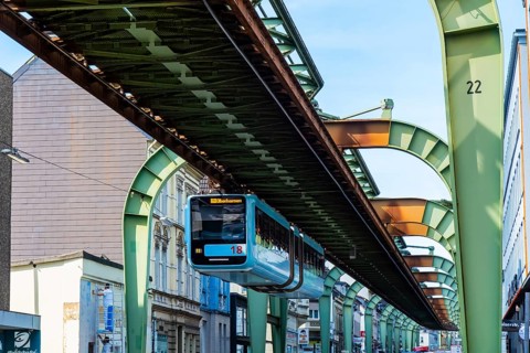 The Wuppertal suspension railway runs through Vohwinkel in front of buildings from the Wilhelminian