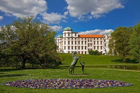 Artwork with the title Hengst Wohlklang in der Freiheitsdressur by Ulrich Conrad in the park of