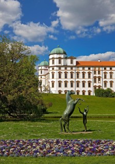 Artwork with the title Hengst Wohlklang in der Freiheitsdressur by Ulrich Conrad in the park of