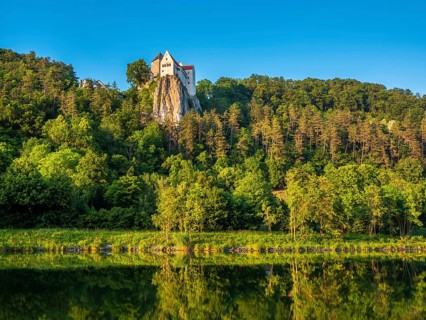 Prunn Castle on a steep cliff above the AltmÃ¼hl Valley in the evening light, reflection in the