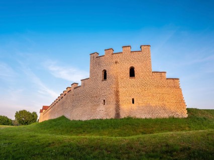 Roman fort PfÃ¼nz (Vetoniana) in the evening light, Walting, Upper Bavaria, AltmÃ¼hltal, Bavaria,