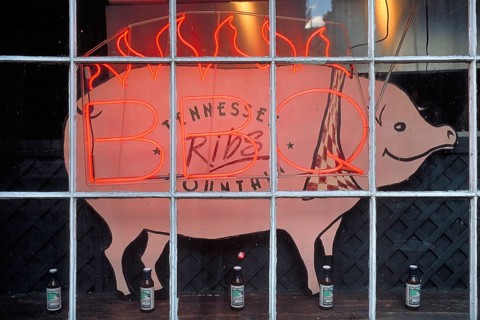 Illuminated advertising for BBQ, barbecue, grill, with a pig figure in a shop window, Manhattan,