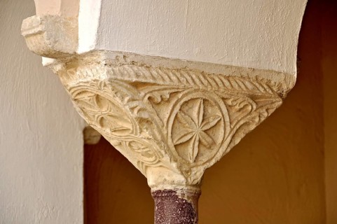 Column with capital, ornamental crutch capital from the 10th and 11th centuries, round arches in