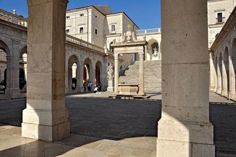 Bramante cloister with cistern, Benedictine Abbey of Montecassino, Monte Cassino, Cassino,