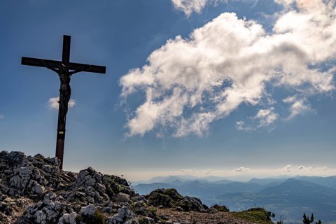 Summit cross of the Berchtesgadener Hochthron, behind the Osterhorn group, Untersberg,