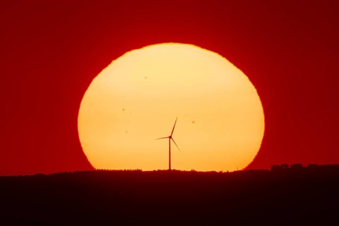 From the summit plateau of the GroÃŸer Feldberg in the Taunus mountains, you can watch the sun set