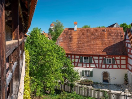 Medieval town wall with battlements and half-timbered house, Löpsinger Mauer, Nördlingen, Bavaria,