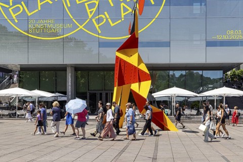 Crinkly avec disque rouge from 1973, modern sculpture by Alexander Calder in front of the art