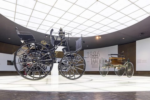 Motorised carriage by Gottlieb Daimler from 1886 (left) . The world's first four-wheeled automobile