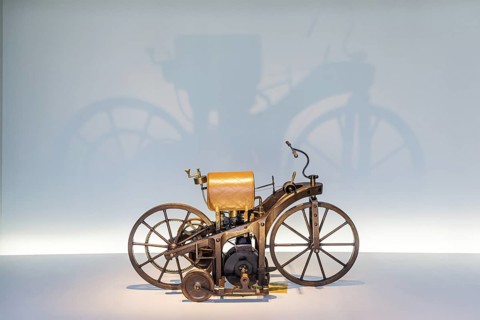 Daimler riding carriage from 1885 with an output of 0.5 hp. The Mercedes-Benz Museum in Stuttgart