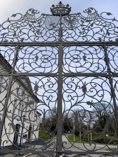 Wrought-iron Tor tor with ornaments and forged tendrils and stylised crown between Sclossgarten and