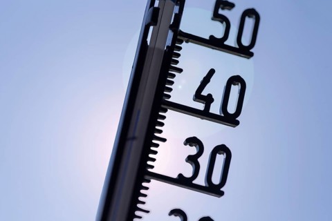 Symbolic image of heat: thermometer in front of a cloudless sky. In Mannheim, temperatures are