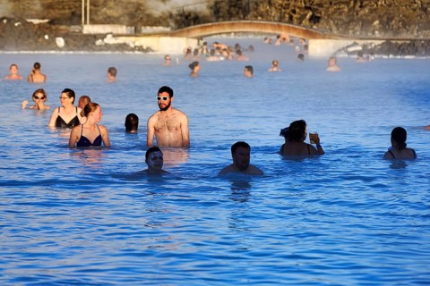 Tourists in thermal bath, outdoor pool, spa, BlÃ¡a LÃ³niÃ°, Blue Lagoon tourist attraction, hot