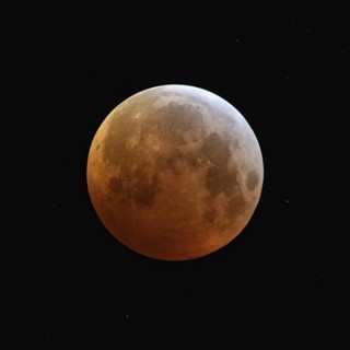 Blood moon (lunar eclipse), red-orange moon on 21 January 2019, 04:10 a.m., entry of the supermoon