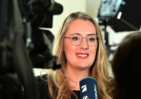 Katharina Dröge (BÃ¼ndnis 90 / Die GrÃ¼nen) in an interview with a newstime reporter