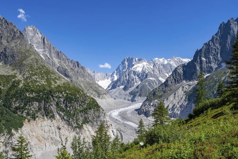 Picturesque mountain landscape with imposing mountain peaks and glaciers, Grand Balcon Nord, Mer de